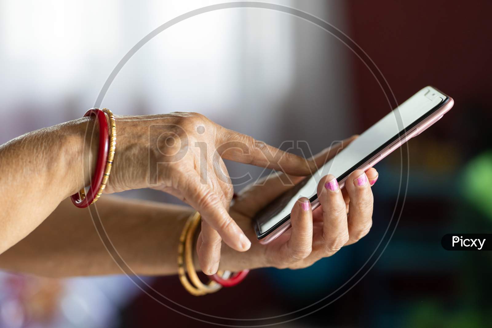 Closeup Shot Of Senior Woman'S Hand Holding Mobile Phone And Browsing