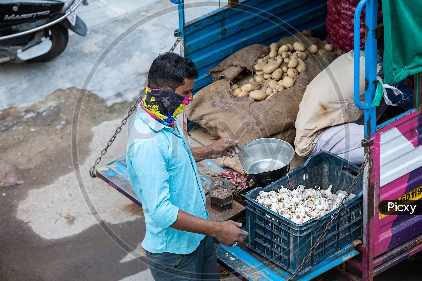Jodhpur, Rajashtbn, India. 20Th April 2020. Man Selling Food, Home Delivery Due To Lock Down, Man Wearing Mask,Coronavirus, Covid-19 Outbreak In India.