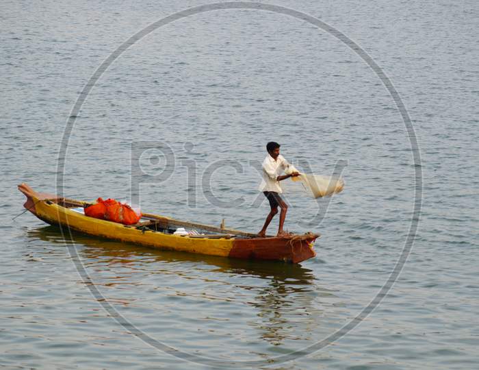 Fisherman throw net in Krishna River