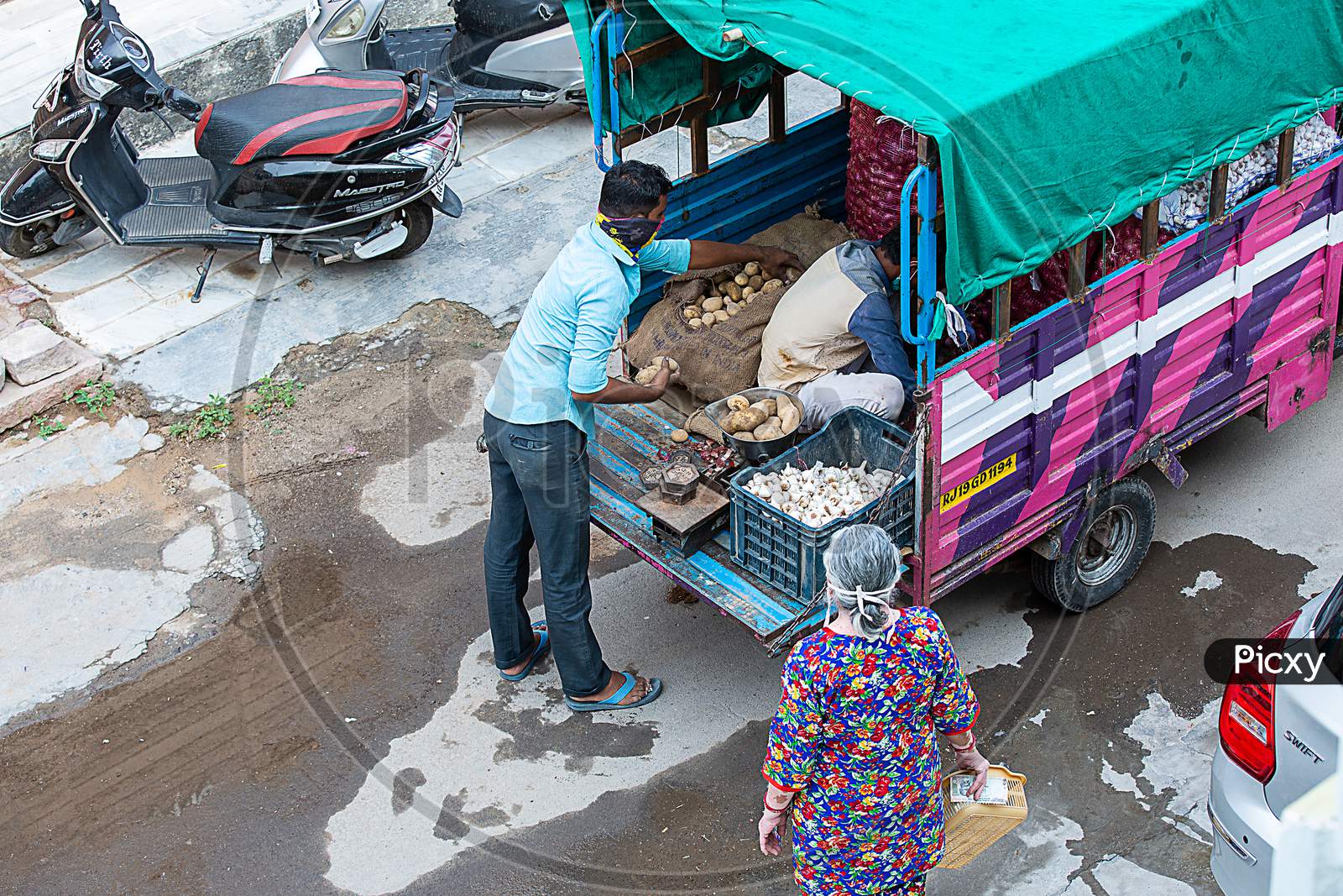 Jodhpur, Rajashtbn, India. 20Th April 2020. People Buying Food, Home Delivery Service Due To Lock Down, Coronavirus, Covid-19 Outbreak In India.