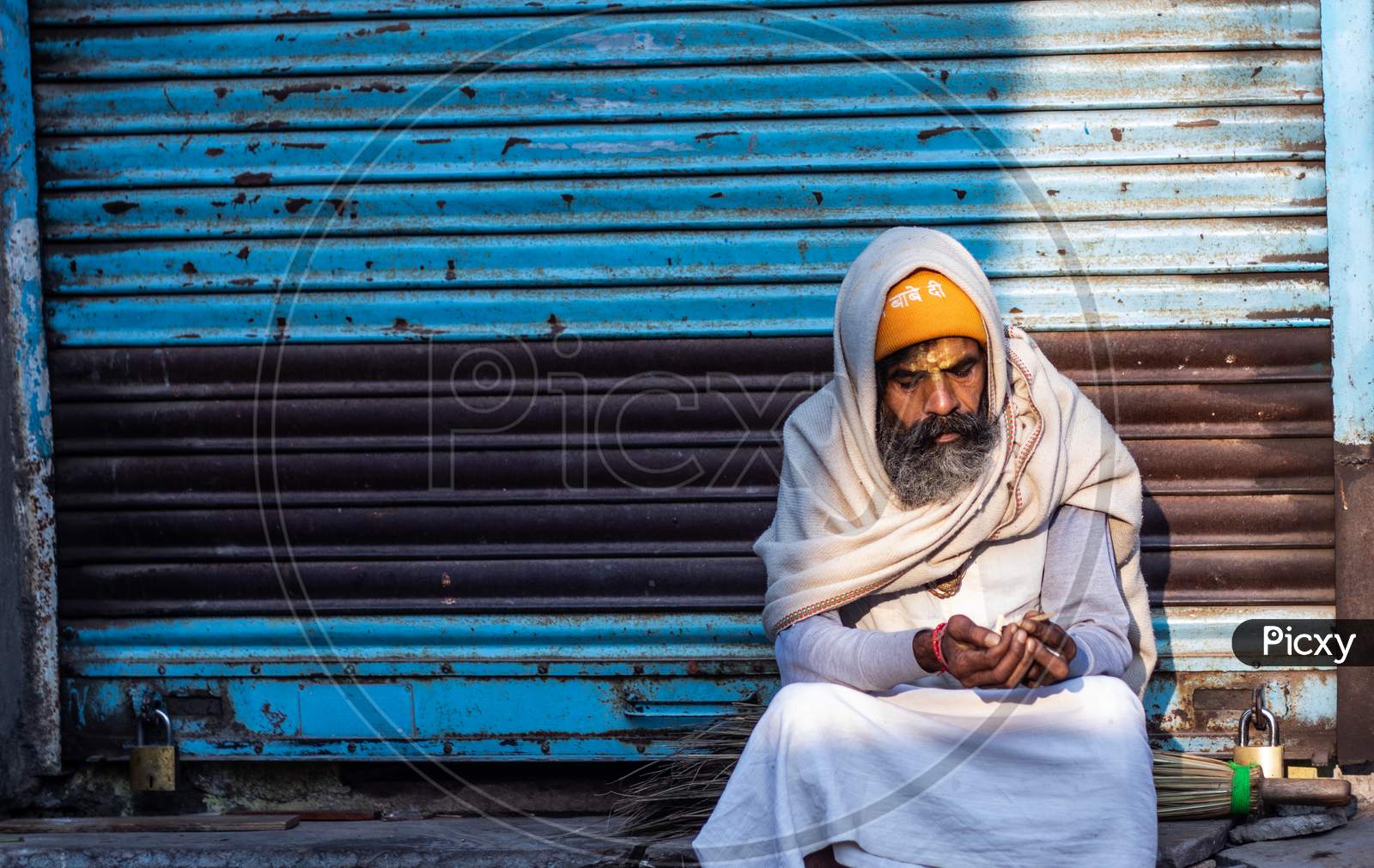 Pushkar,Rajasthan /India. 06 /11/2019. Indian Beggar On Streets In Early Morning Lighting The Cigarette