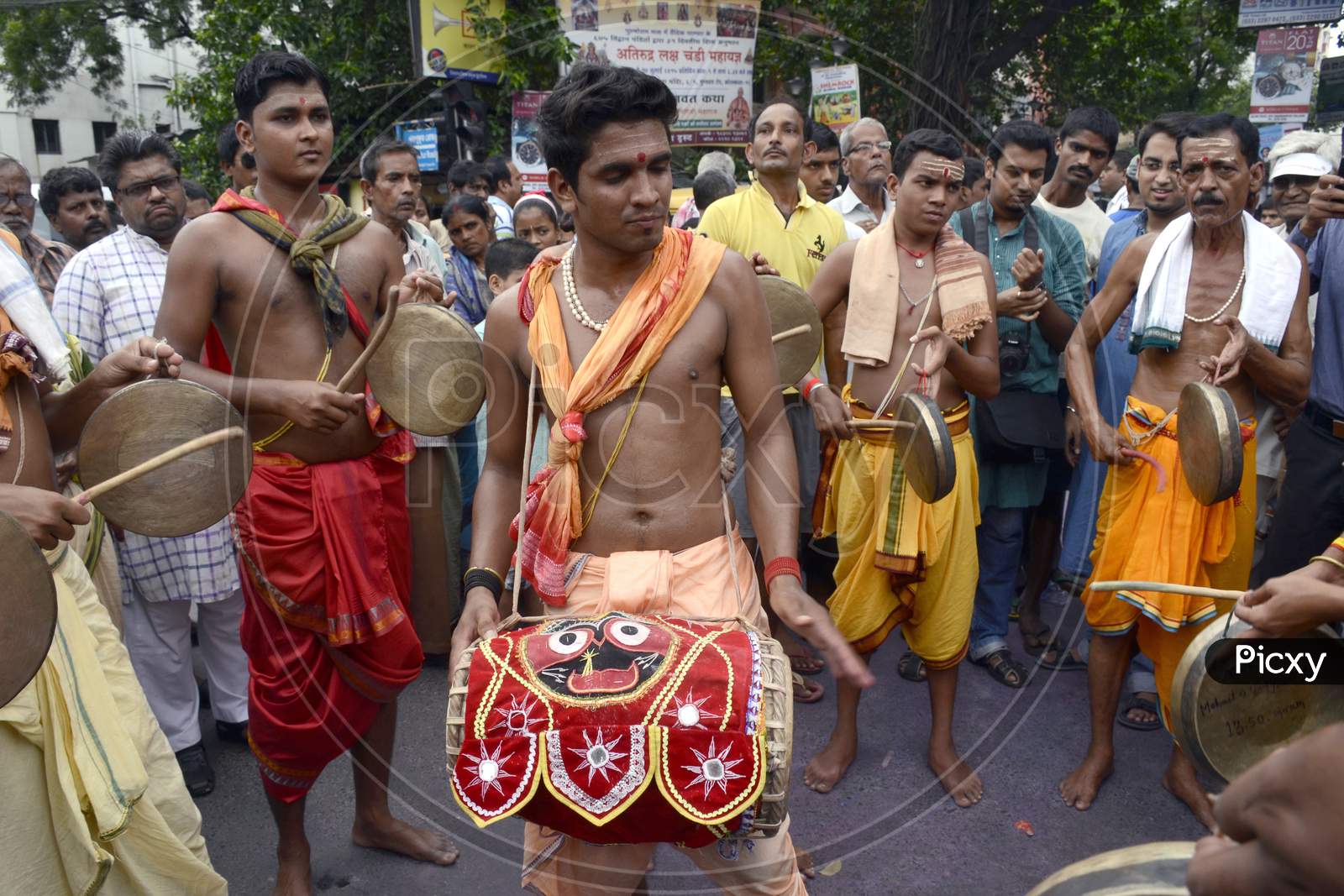 musicians performing during kolkata rathyatra festival