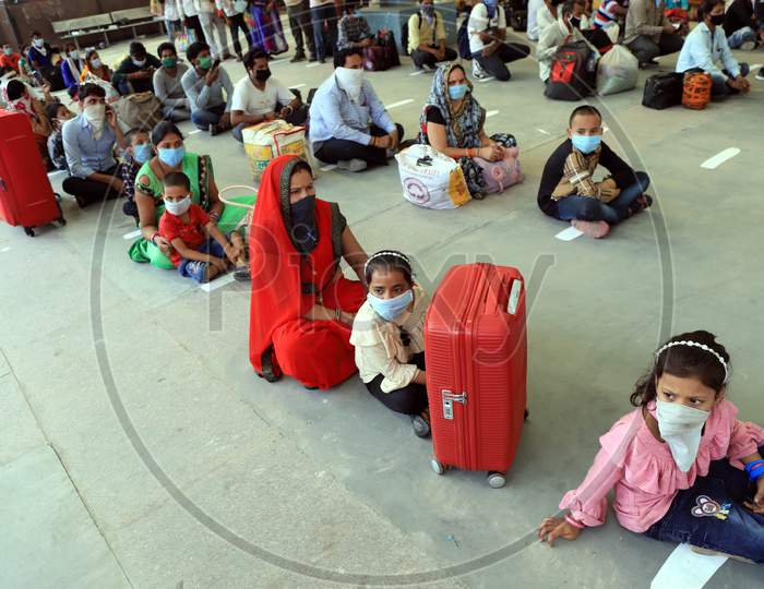 Children Of Migrant Laborers Rest After Arriving From Gujarat State On A Special Train At Prayagraj Railway Station During Nationwide Lockdown Amidst Coronavirus Or COVID- 19 Pandemic, Prayagraj, May 10, 2020