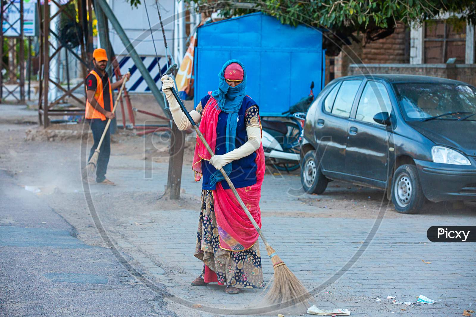 Jodhpur, Rajashtbn, India. 30 March 2020: A Woman Sweeping The City Road In The Morning Manually With A Traditional Broom. Coronavirus, Covid-19 Situation.