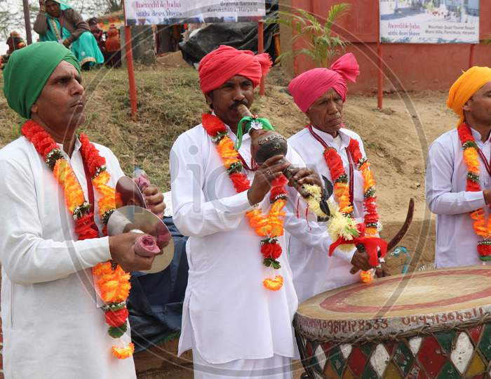 INDIA-HARYANA-SURAJKUND-2018 Folk artists performing at International Surajkund Crafts Mela