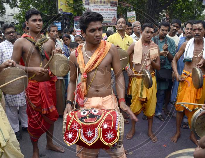 musicians performing during kolkata rathyatra festival