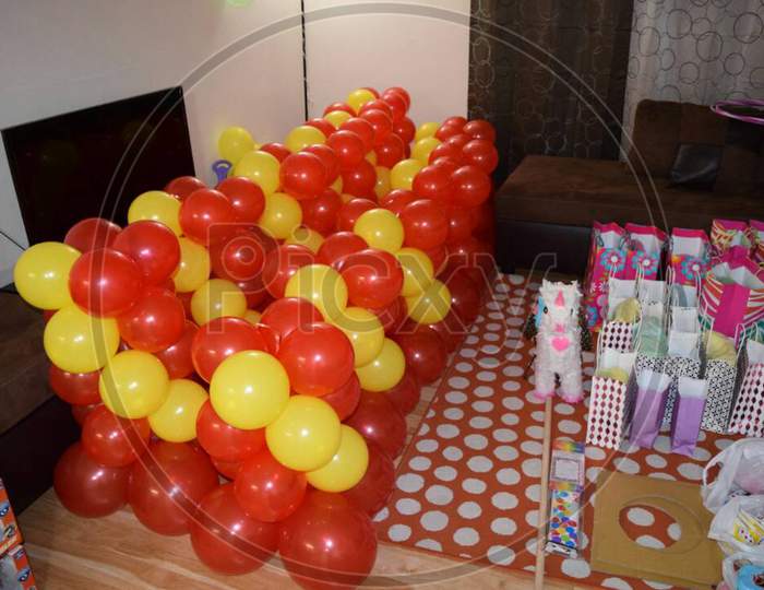 Party balloon pillers for decoration