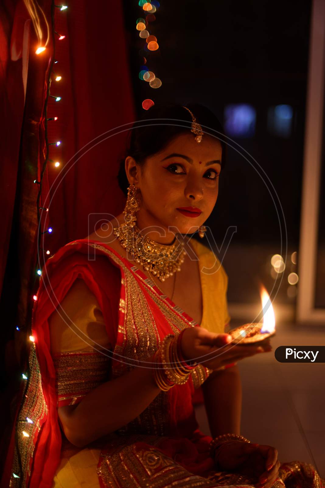 Premium Photo | Cute indian little girl holding diya or oil lamps in plate  for diwali celebration.