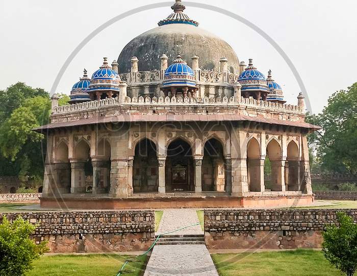 Isa Khan's Tomb picture in Delhi India famous tourist attractions..