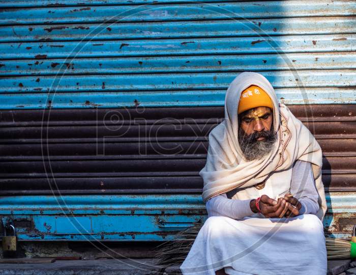 Pushkar,Rajasthan /India. 06 /11/2019. Indian Beggar On Streets In Early Morning Lighting The Cigarette
