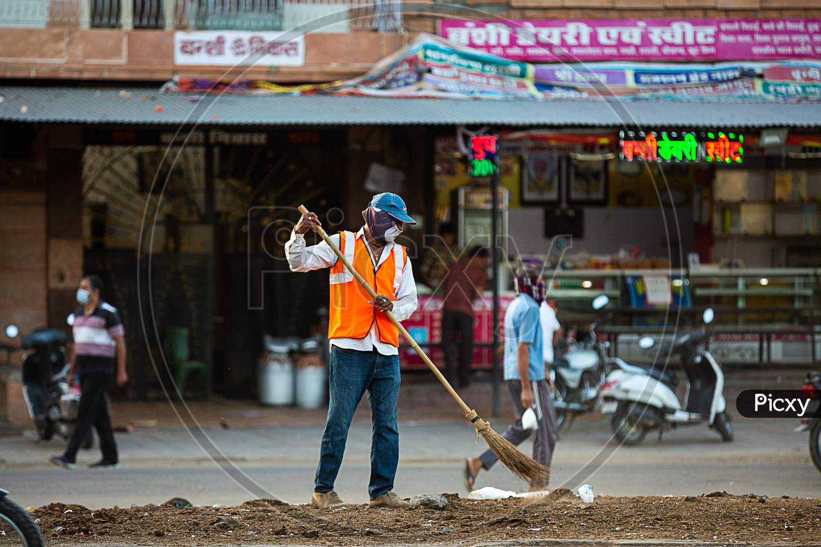 Jodhpur, Rajashtbn, India. 30 March 2020: A Man Sweeping The City Road In The Morning Manually With A Traditional Broom.Coronavirus, Covid-19 Situation.