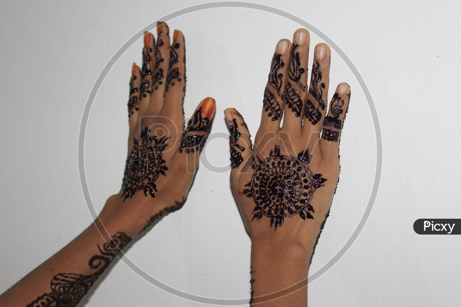 HENNA DESIGNS ON THE HAND