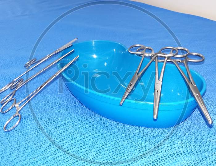 Surgical Instruments With Kidney Dish
