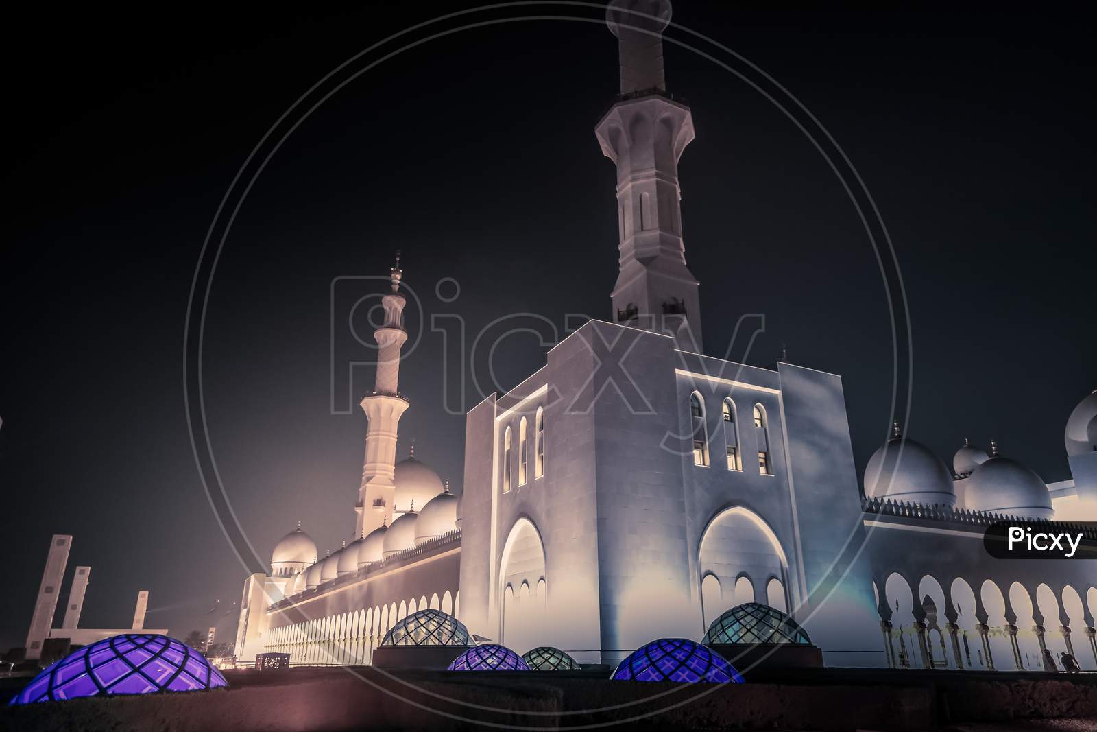 Night view at Sheikh Zayed Grand Mosque, Abu Dhabi, UAE