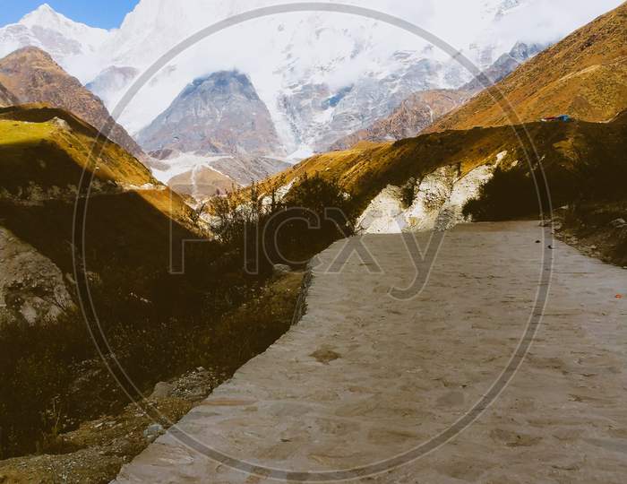 Scenic trek route in kedarnath valley
