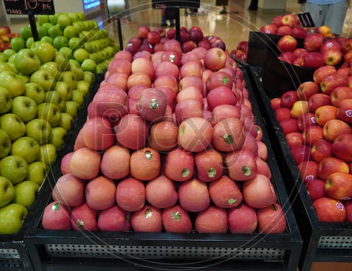 Bunch Of Red, Pink And Green Apples On Boxes In Supermarket. Apples Being Sold At Public Market. Organic Food Fresh Apples In Shop, Store - India