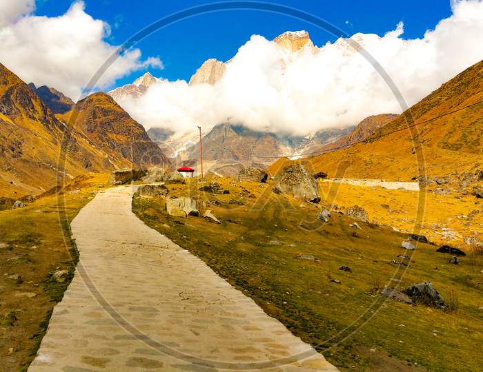 Scenic trek route in Himalayas in Kedarnath