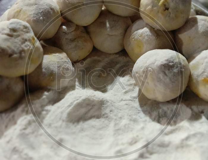 image of wheat flour balls used to make an indian dish called parathas.