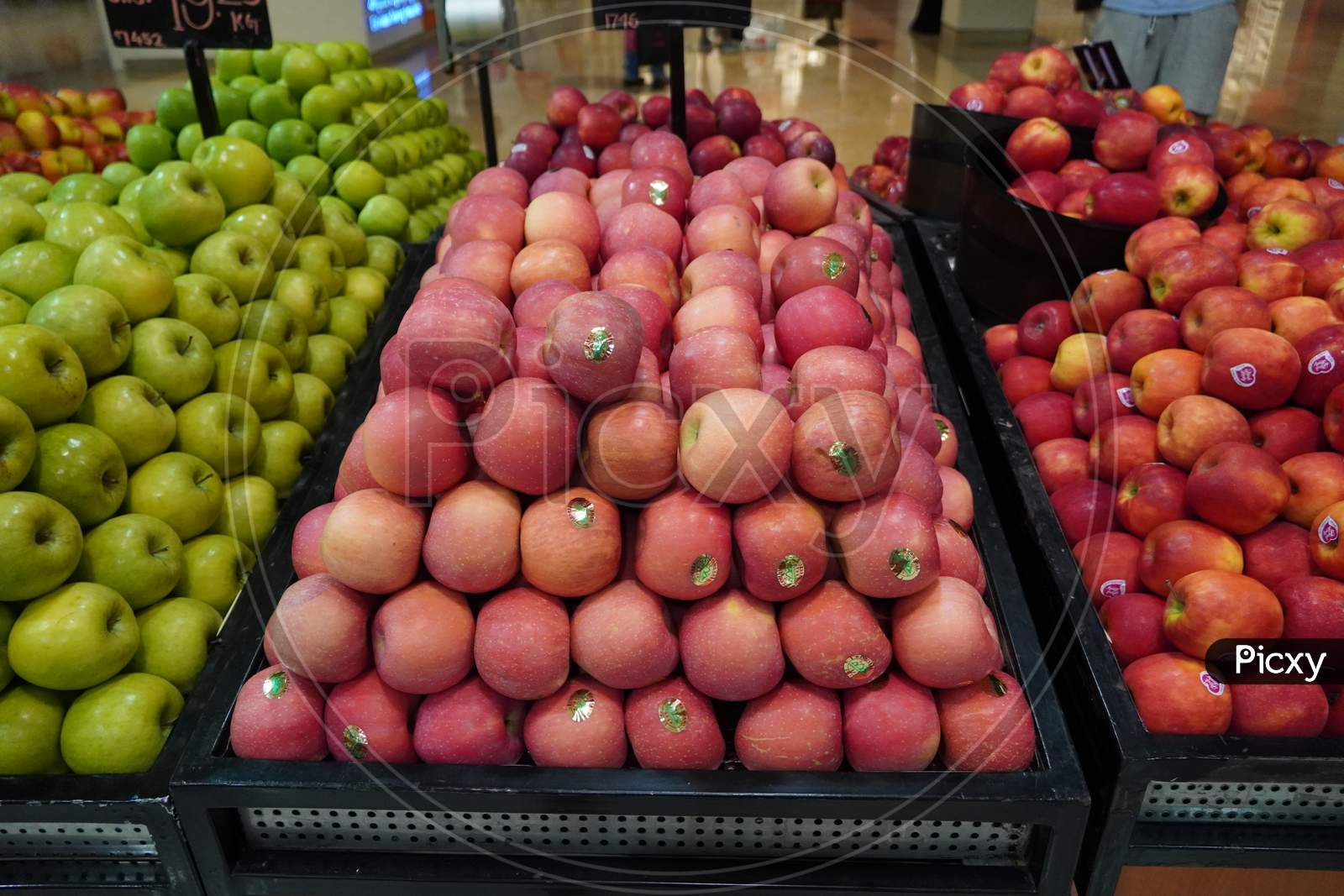 Bunch Of Red, Pink And Green Apples On Boxes In Supermarket. Apples Being Sold At Public Market. Organic Food Fresh Apples In Shop, Store - India