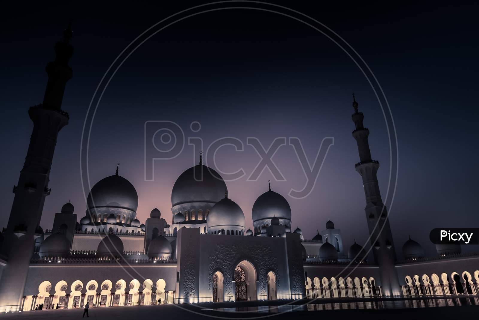 Night view at Sheikh Zayed Grand Mosque, Abu Dhabi, UAE