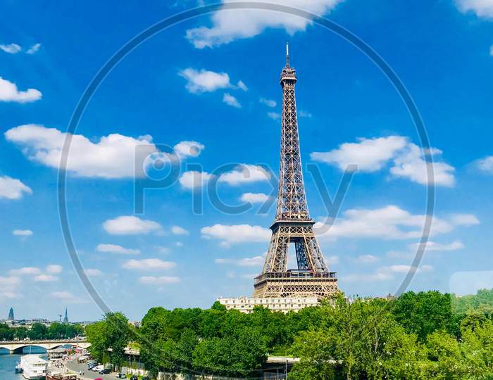 Day view of Eiffel Tower