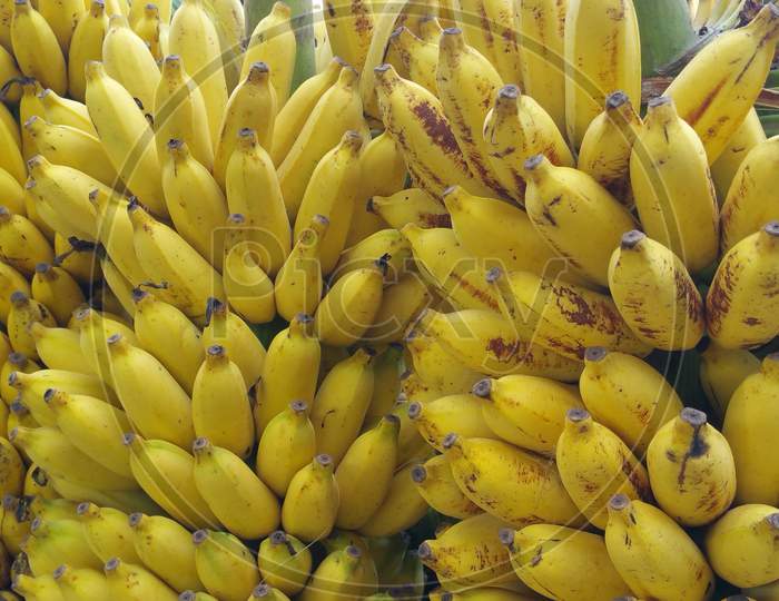 Close up pic of yellow bananas in a market