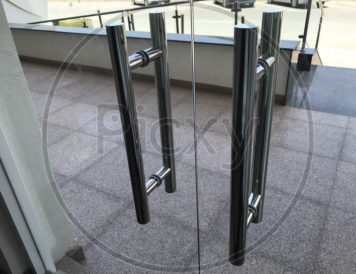 Shiny Round Shape Stainless Steel Pipe Glass Door Handles With Accessories Fixed For An Entrance Of An Building