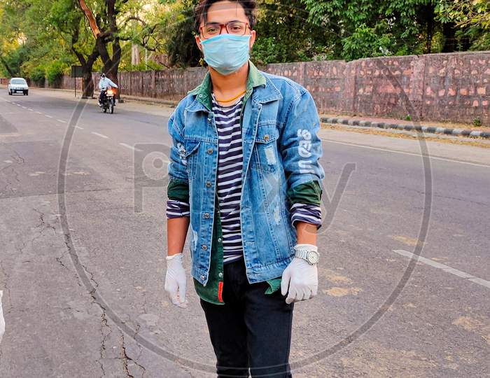 Students From Kota Rajasthan Are Returning From Kota To Their Home Town Bihar, Uttar Pradesh And Other States Of India During Coronavirus (Covid 19) Pandemic Lockdown. Face Covered Enjoying At Road.(Selective Focus On Foreground)