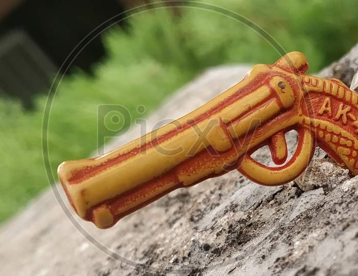 The beautiful pic of pistol which is made of wooden an mini-creature this pic can also be used as an wallpaper
