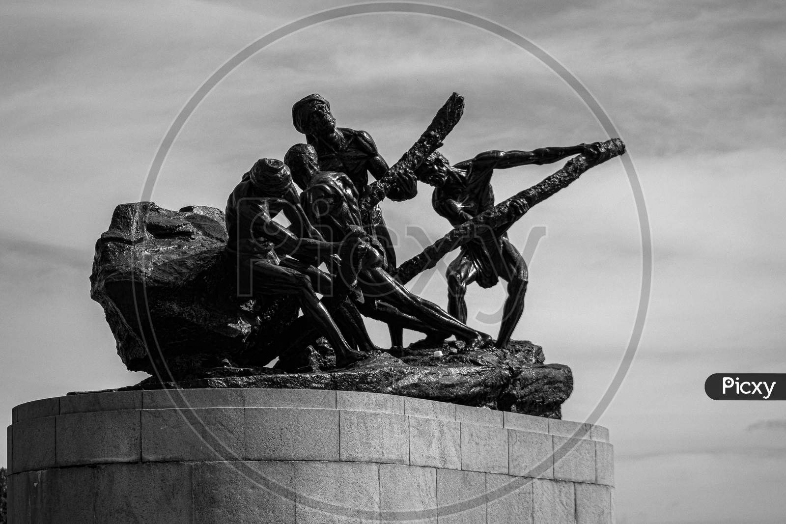 greyscale statue of workers in marina