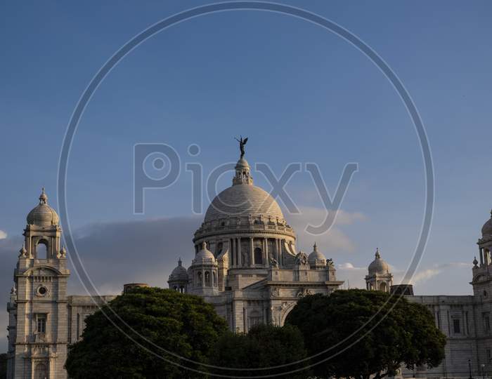 View of Victoria Memorial along with the nearby pond.
