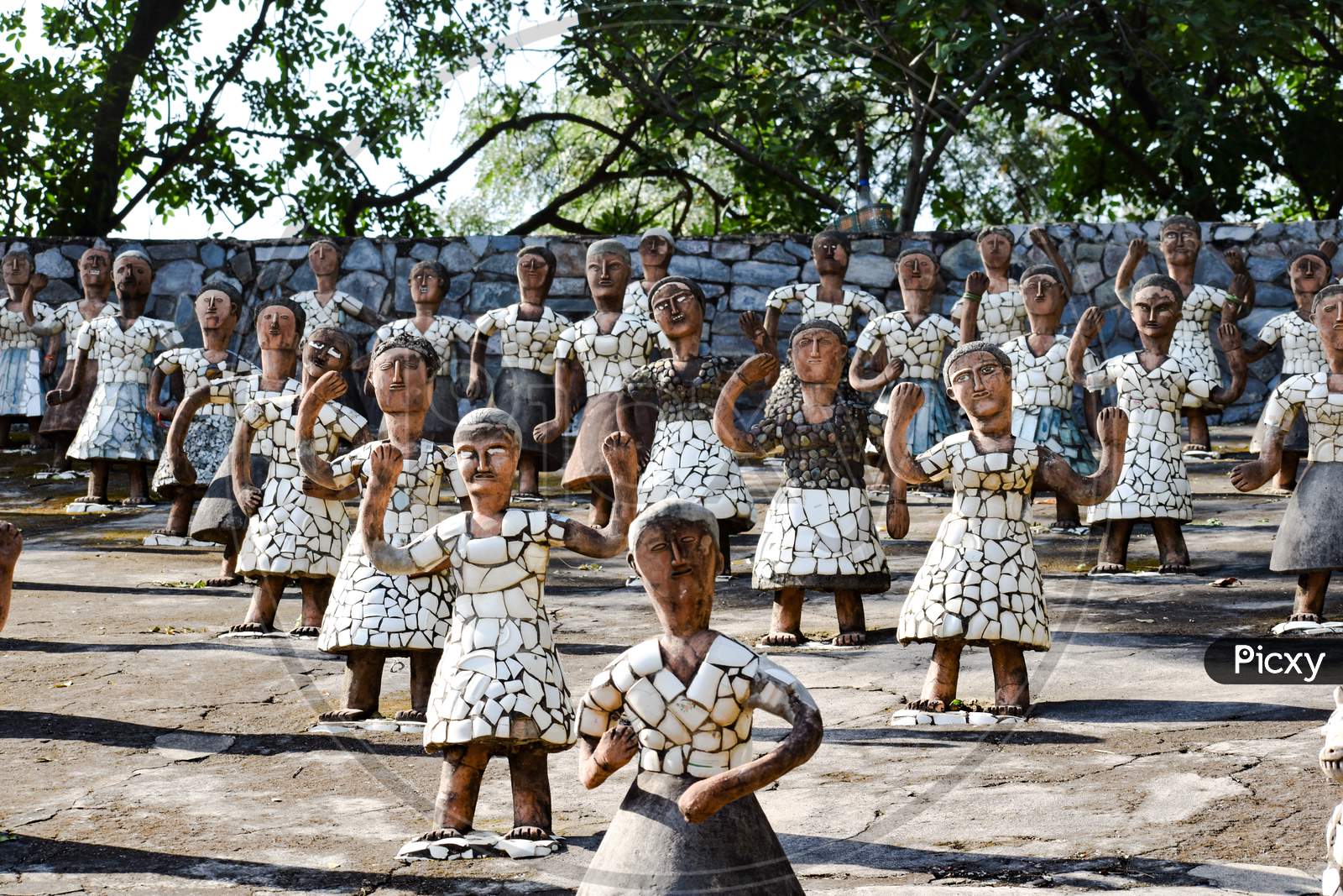 Girls statues formed in synchronisation