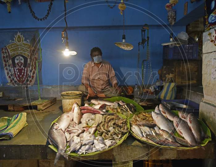 A fish seller wears a face mask as a preventive measure against the spreading of Coronavirus in Kolkata, India, 07 May, 2020.