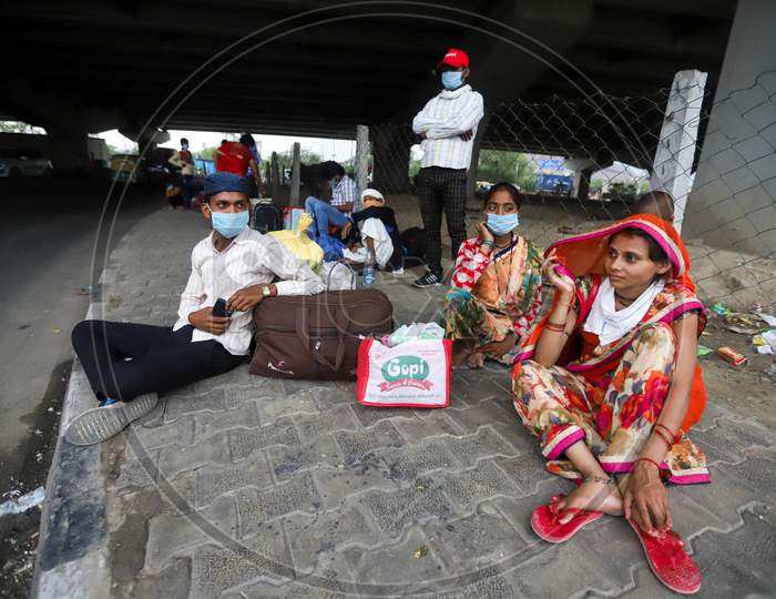 A Family Of Migrant Worker Waits To Cross Border To Their Home State Of Uttar Pradesh On May 31, 2020, In New Delhi, India.