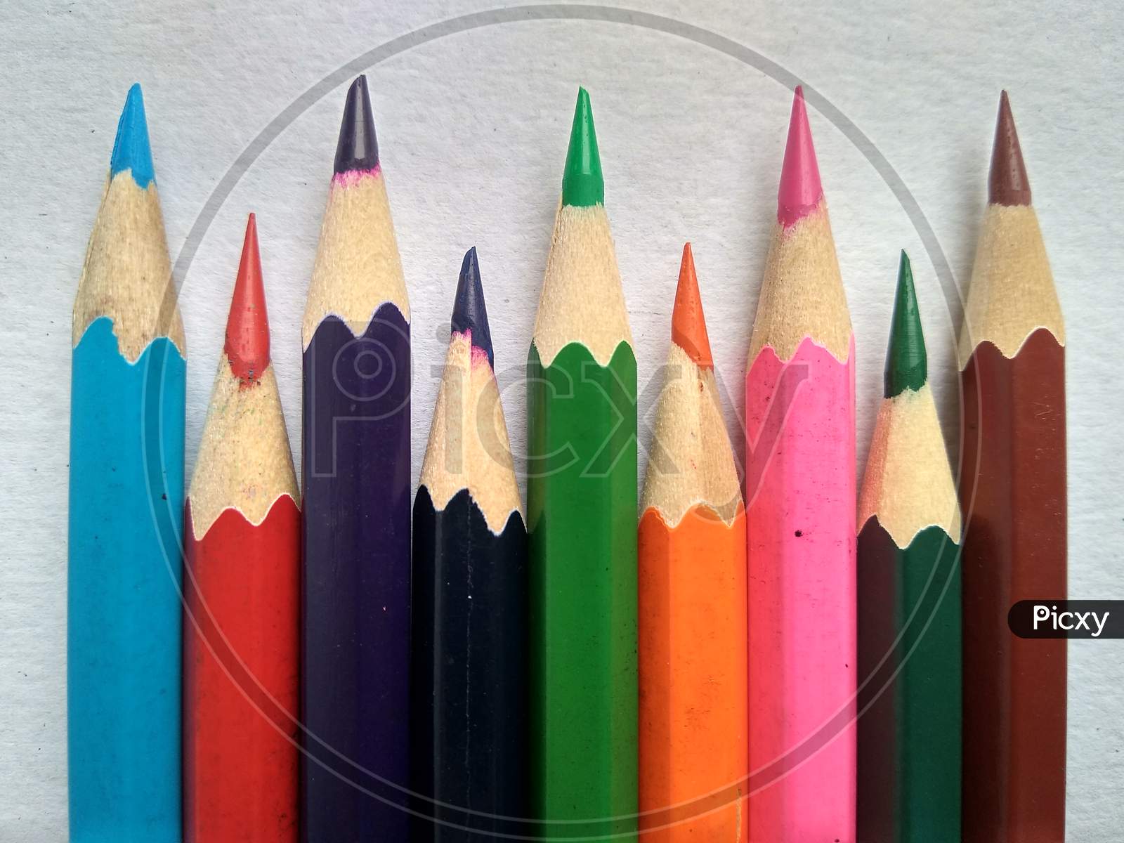 Zigzag arrangement of colour pencils