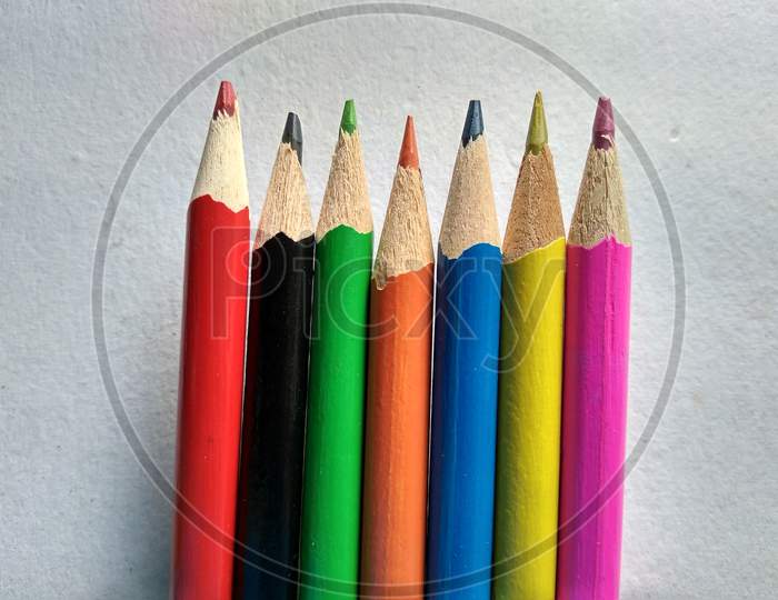 Pencil colours in the straight line