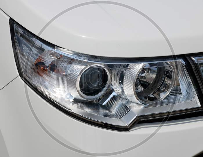 Right side projector type headlamp of car
