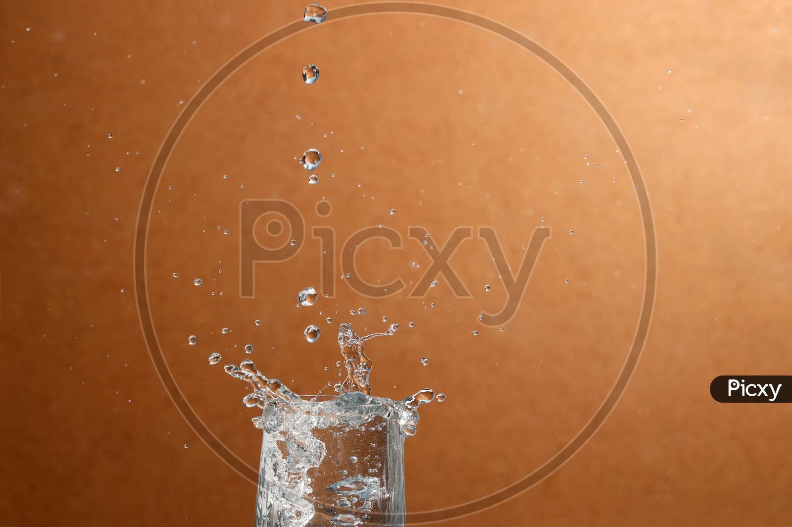 Backdrops of water when water falling into a glass