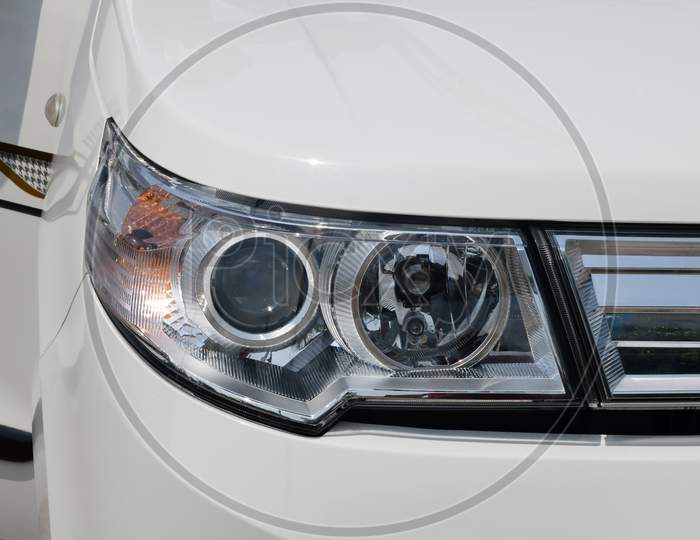 Projector type headlamps of car