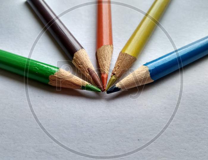 Pencil colours meet at one point