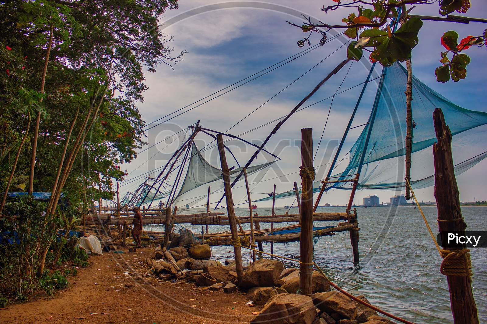 Image of A Chinese Net To Catch Fish In Cochin City, Located In Kerala  State, India-UG159167-Picxy