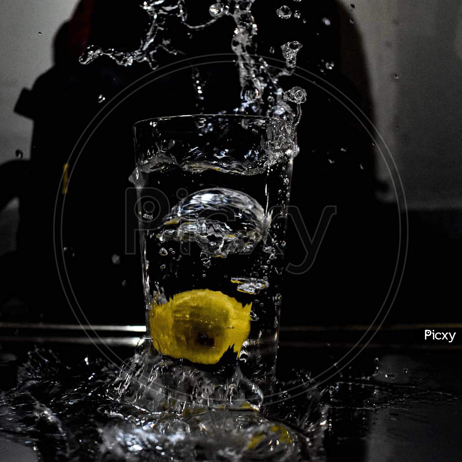 Lemon glasss water splash