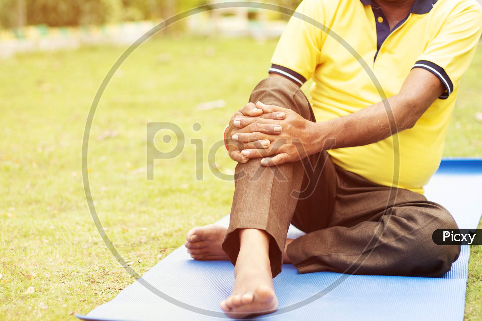 Elderly Man or Old Man Holding Knee Due To Pain, Senior Man Fitness And Yoga At Outdoor