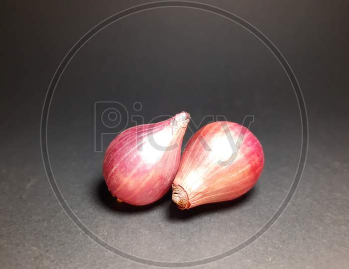 Tow Onions In Gray And Black Background Stock Images
