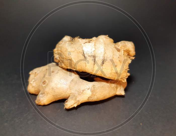 Ginger Root And Ginger Powder. Health, Nutrition ,Ginger Root And Ginger Powder In The Bowl