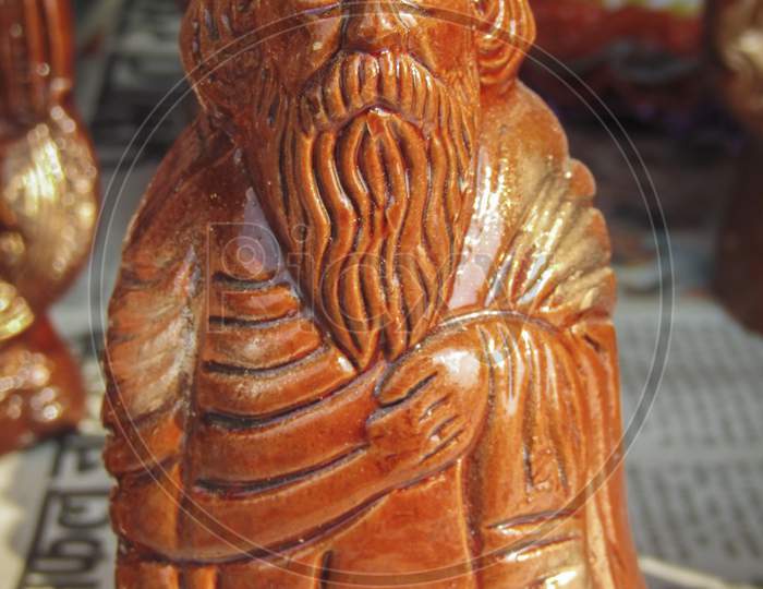 OF AN INDIAN  WOODEN ART OF A TINY STATUE OF RABINDRANATH TAGORE