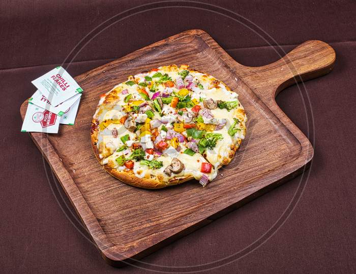 Paneer Pizza With Vegetables And Cheese