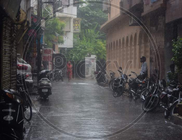 beautiful monsoon barish in locknow street, Monsoon