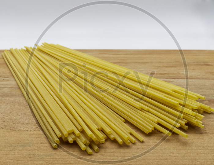 Raw Spaghetti, fresk italian pasta