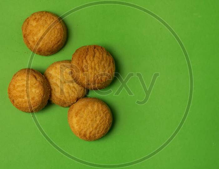 5 Plain Cookies In Green Background